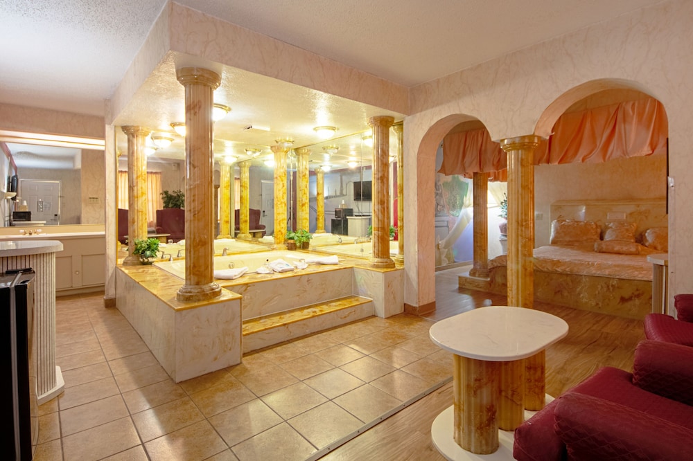 Romantic Suite, 1 King Bed, Non Smoking, Hot Tub photo 1