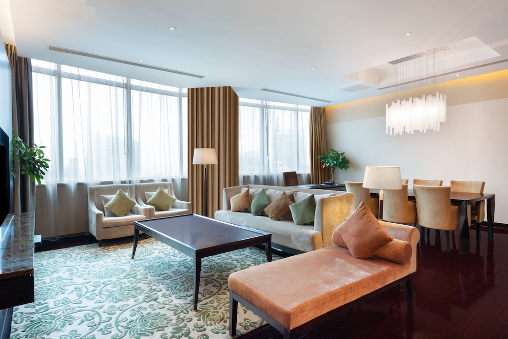 Suite, 2 Bedrooms, Accessible Bathtub, Club Lounge Access (Living Lounge Access)