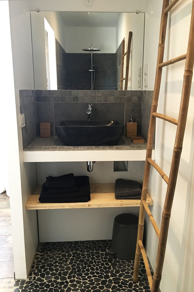 Suspended Bedroom photo 3