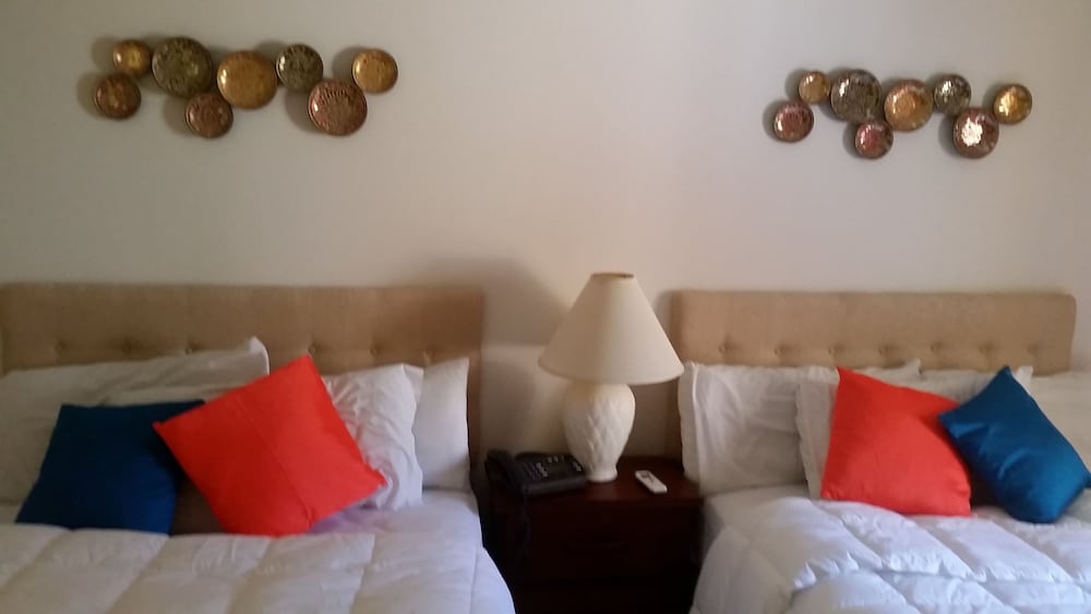 Room, 1 King Bed, Partial Ocean View photo 1