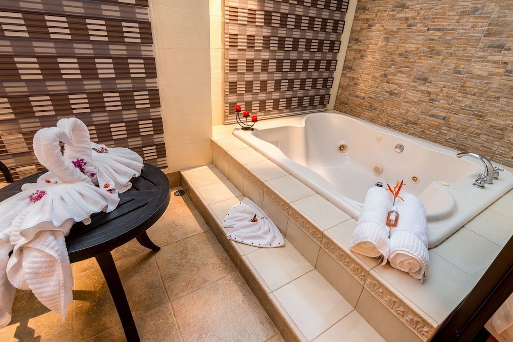 Romantic Villa, Jetted Tub - Photo 5