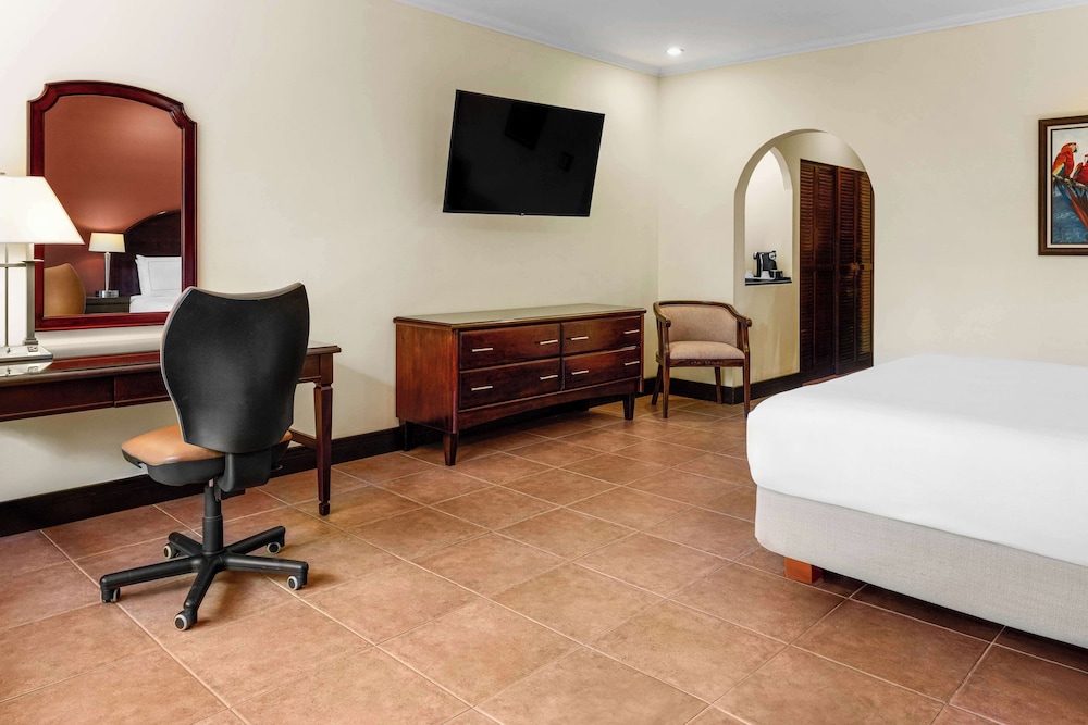 Executive Room with Balcony, Business Lounge Access photo 1