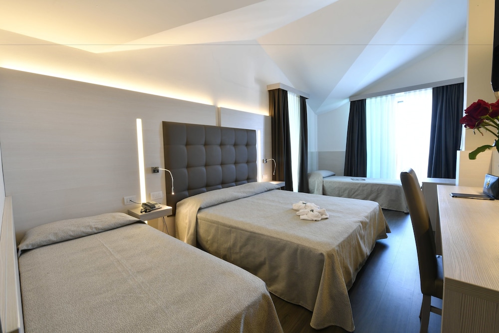 Comfort Quadruple Room, Partial Sea View photo 1