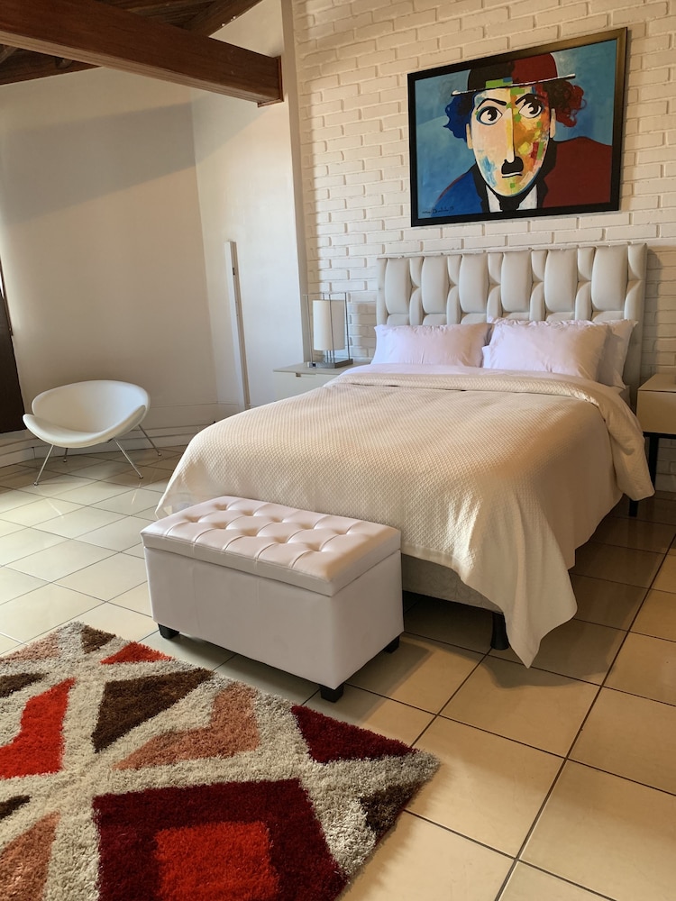 Deluxe Room, 1 Queen Bed photo 2