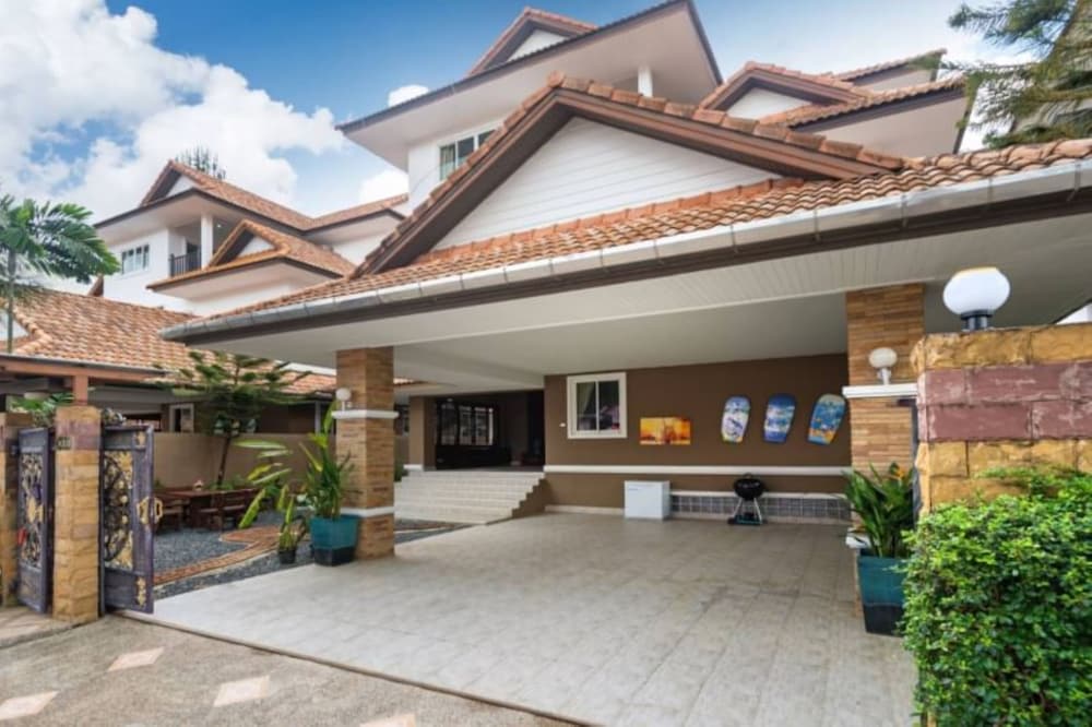 3 Bedrooms with Indoor Pool - Photo 8