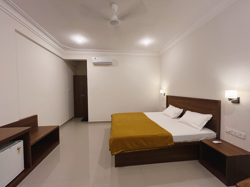 Deluxe Room, 1 King Bed, Patio