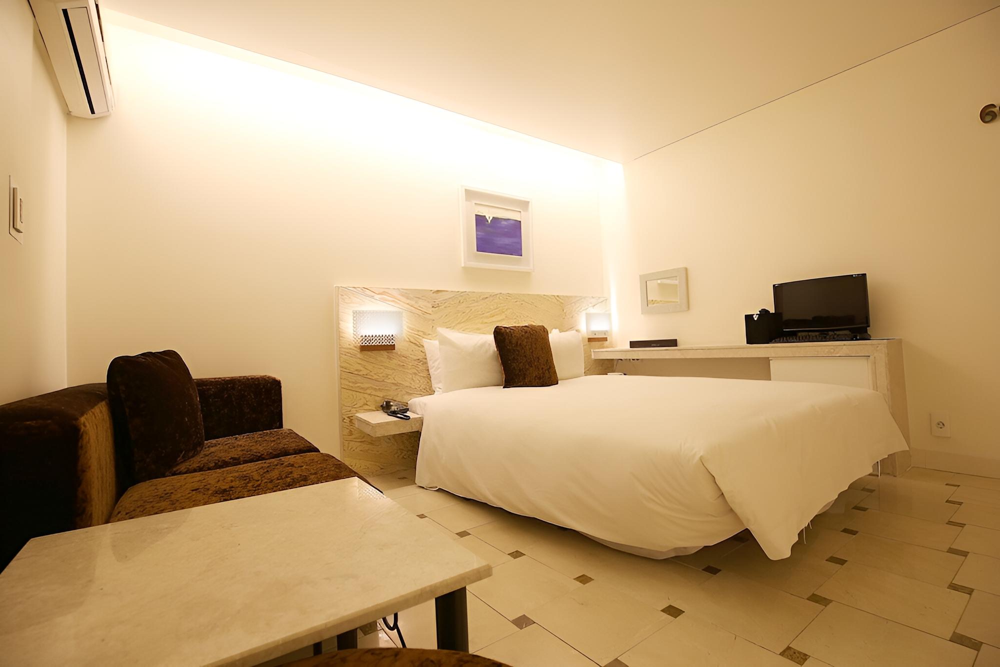 Room (Deluxe A (Available for viewing Netfl) photo 1
