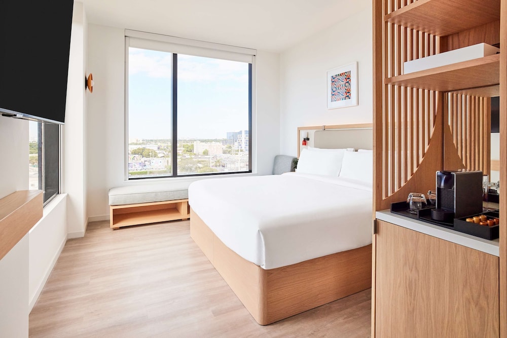 Room, 1 King Bed, Corner