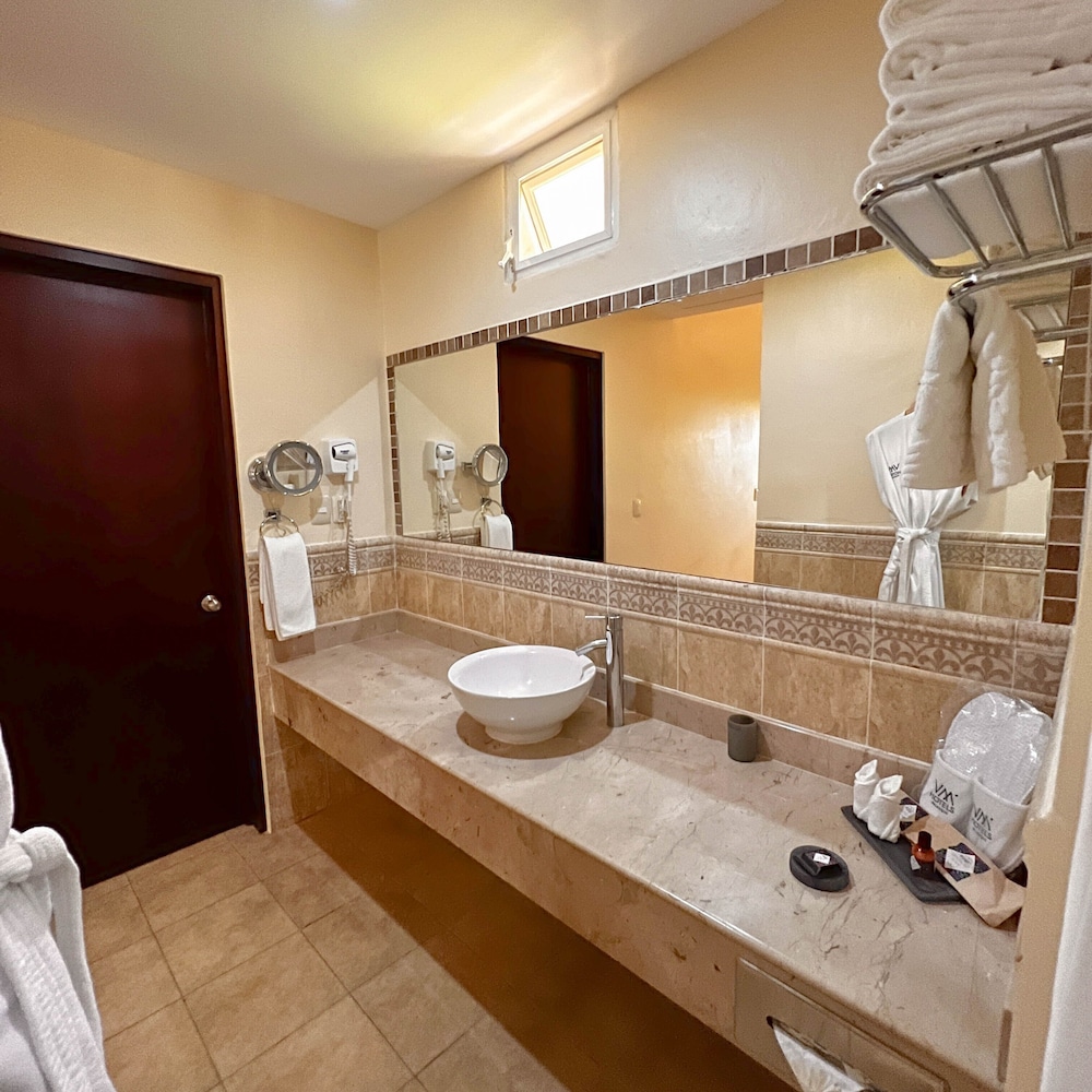 Suite - Photo 20