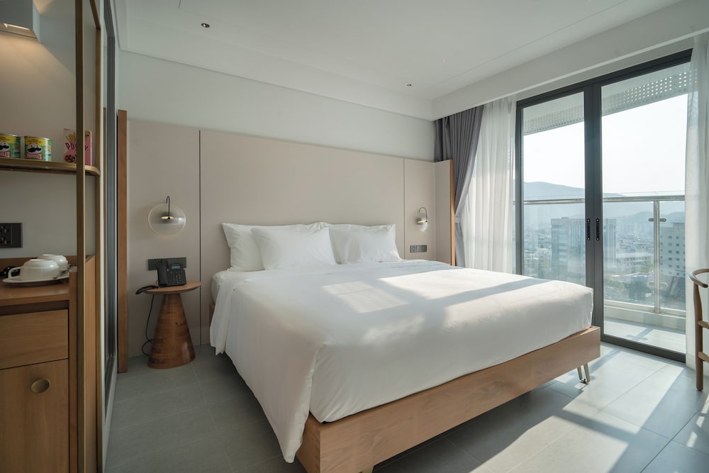 Deluxe Room, 1 King Bed, Balcony, City View