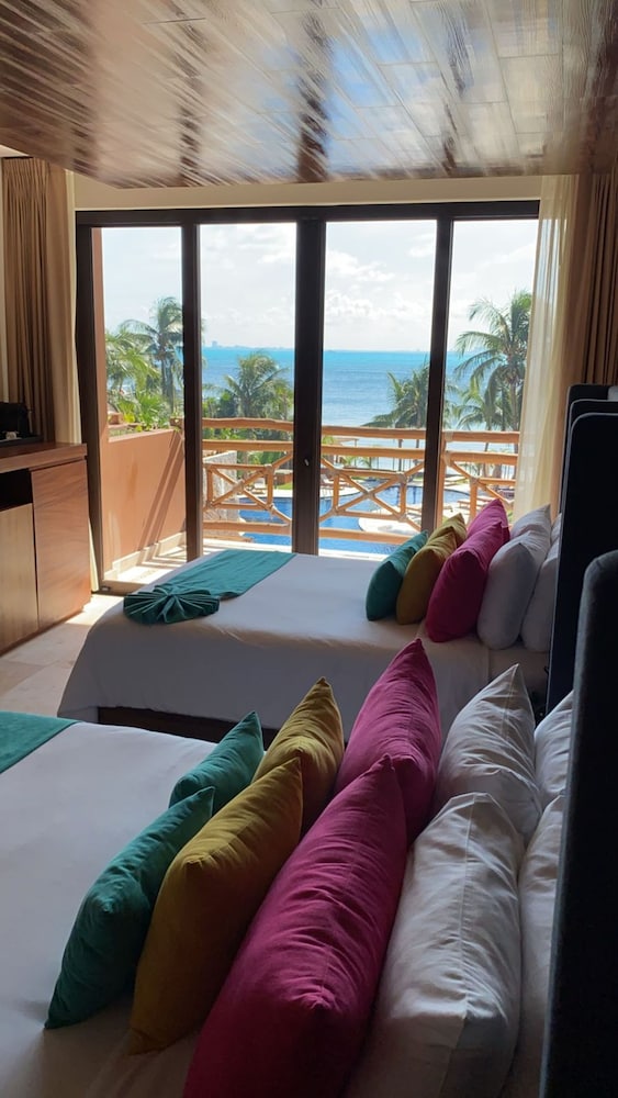 Luxury Junior Suite Extra Large King Bed Ocean View With Balcony