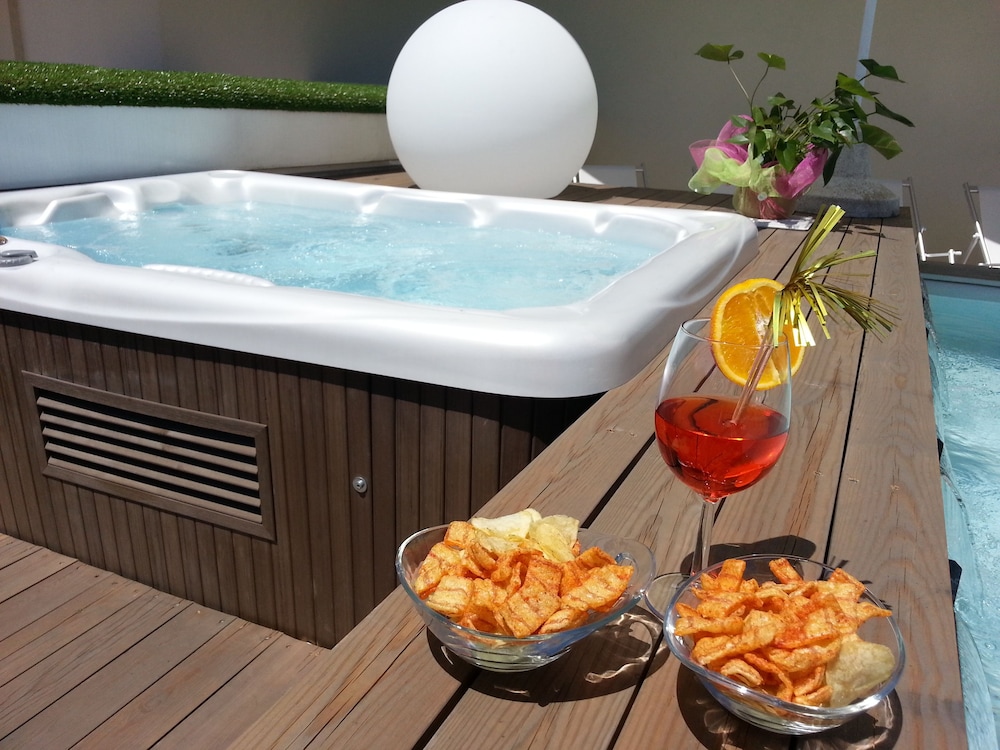 Luxury Room, 1 Double Bed, Hot Tub photo 3