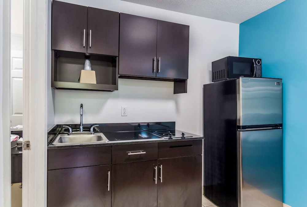 Deluxe Room, 1 King Bed, Non Smoking, Kitchenette
