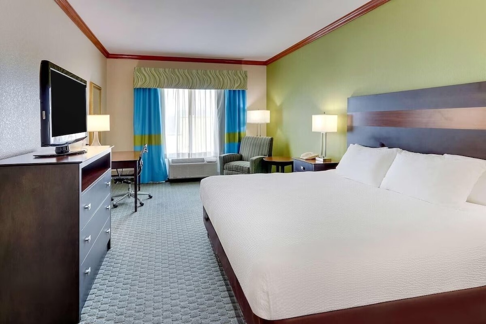Standard Room, 1 King Bed, Non Smoking - Photo 1