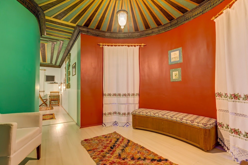 Corner Room With Balcony - Photo 4
