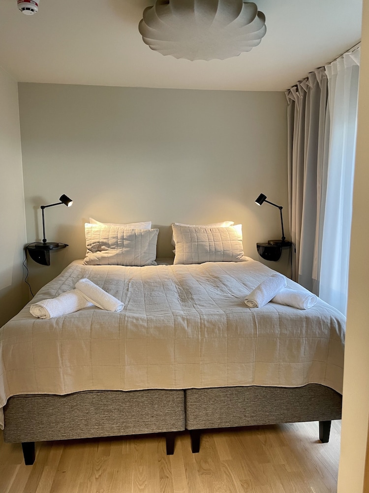 Single Small (Bathroom in separate room) (1109)