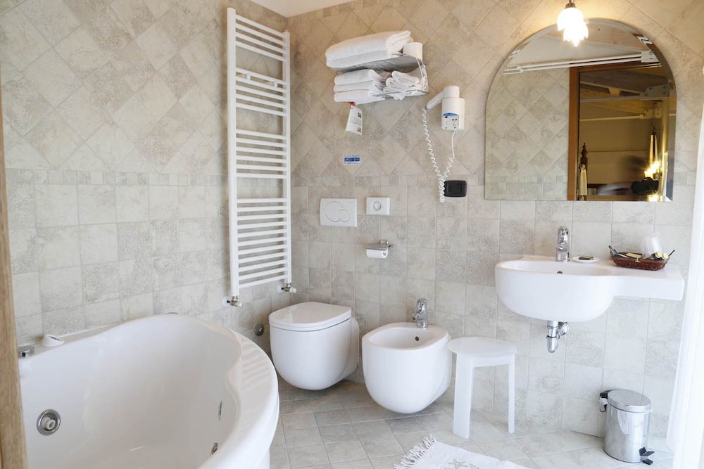 Deluxe Suite, Jetted Tub photo 2