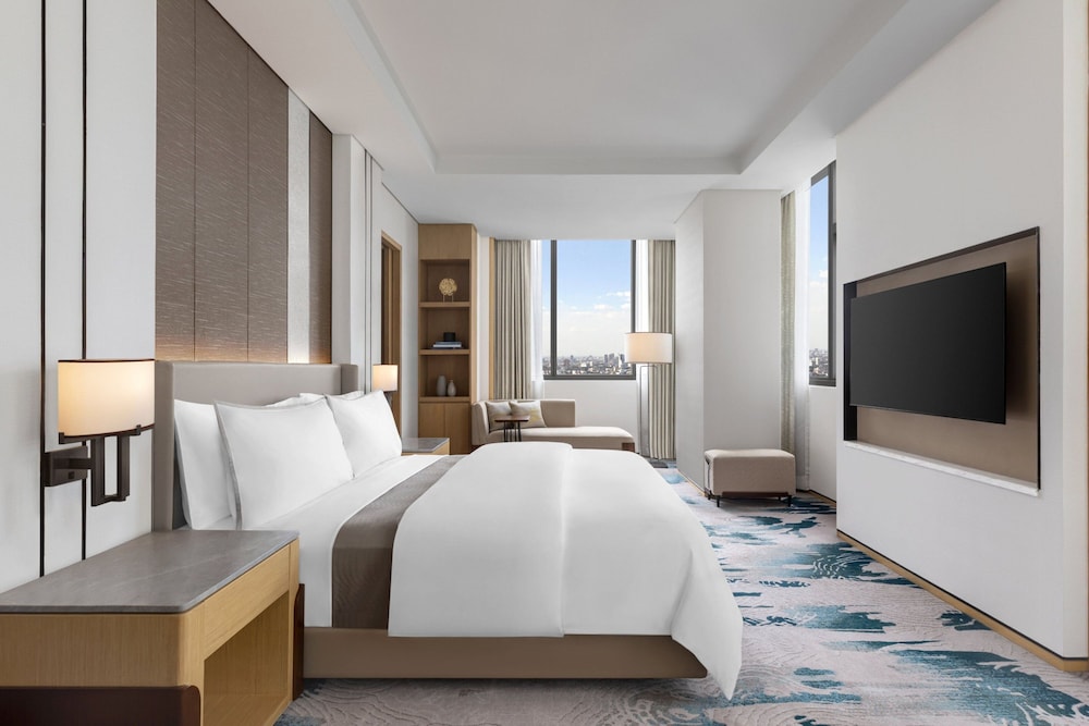 Club Suite, 1 King Bed, City View - Photo 6