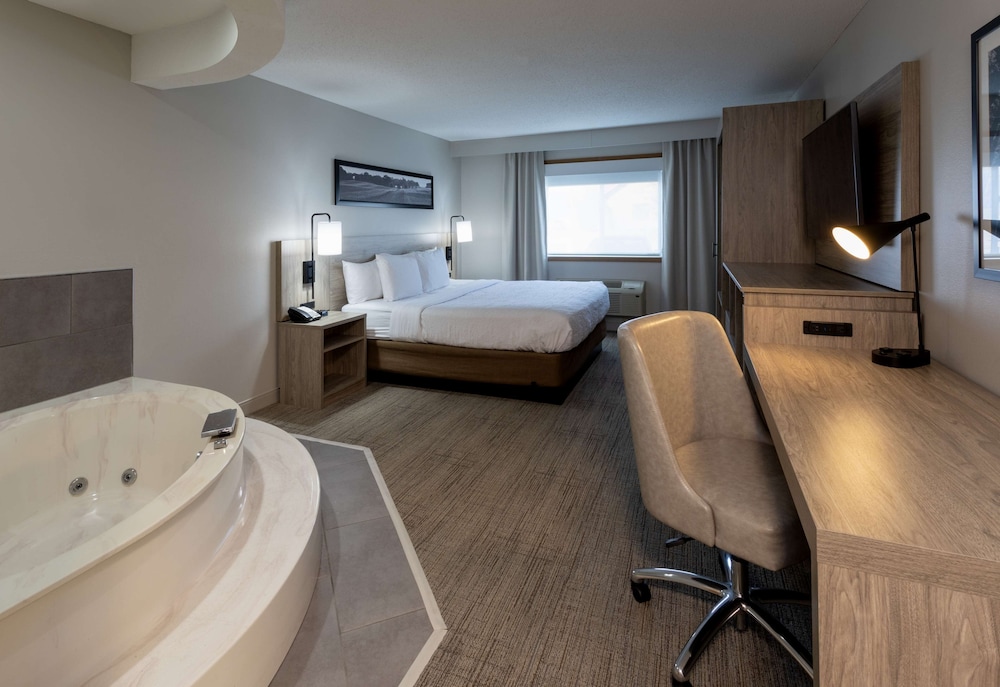 Room, 1 King Bed (Whirlpool) photo 1