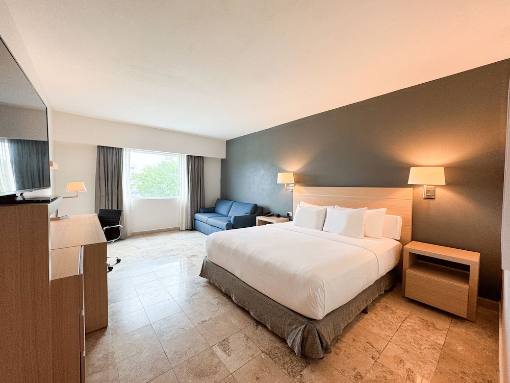 Deluxe Room, 1 King Bed with Sofa bed - Photo 1