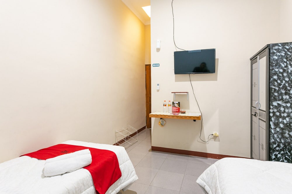 Twin Room (RedDoorz) - Photo 6