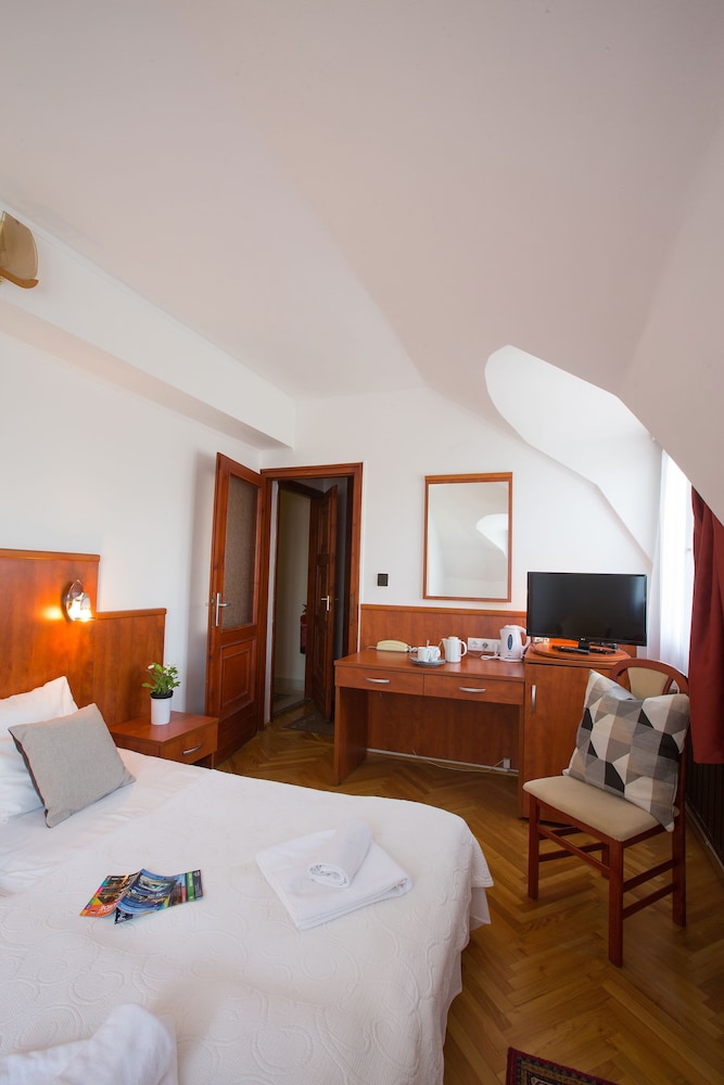 Basic Double or Twin Room - Photo 1