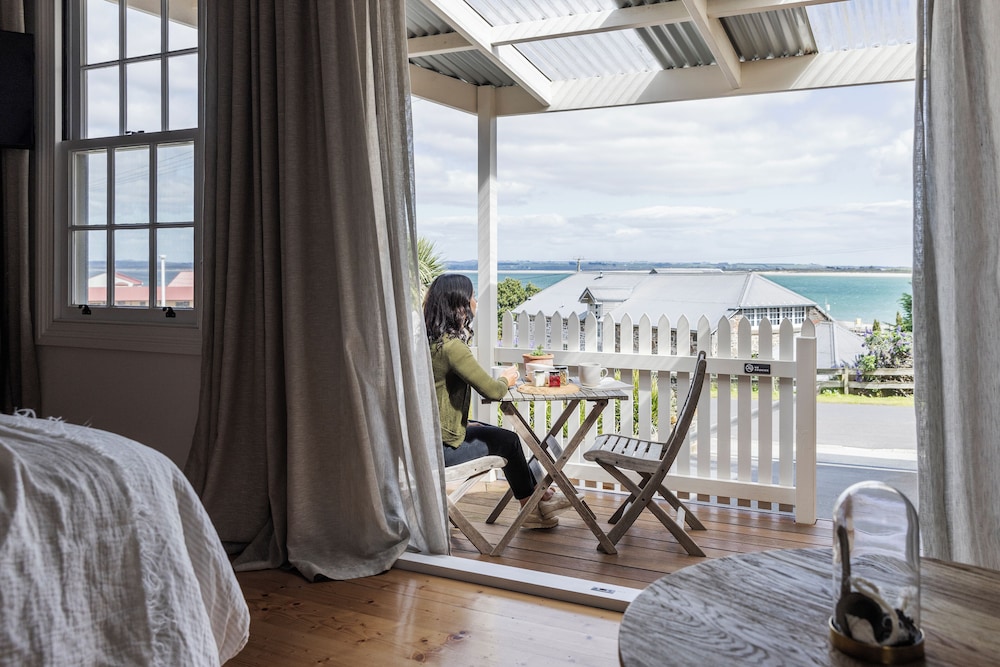 Deluxe Double Room, 1 Queen Bed, Sea View, Courtyard Area photo 2