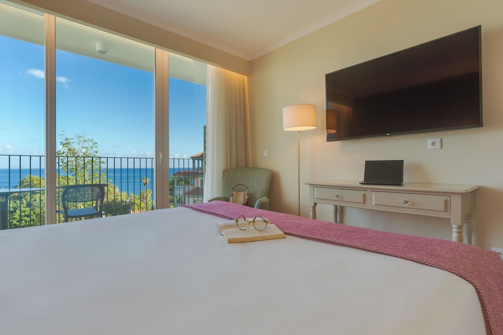 Double or Twin Room, Balcony (Partial Sea View)