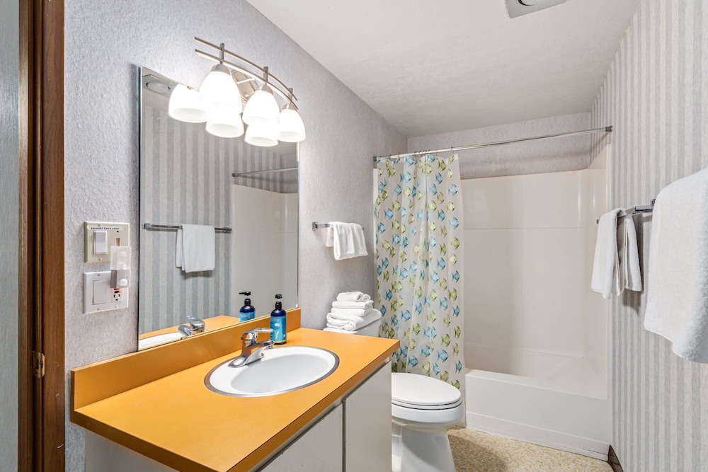 Condo, 2 Bedrooms photo 3