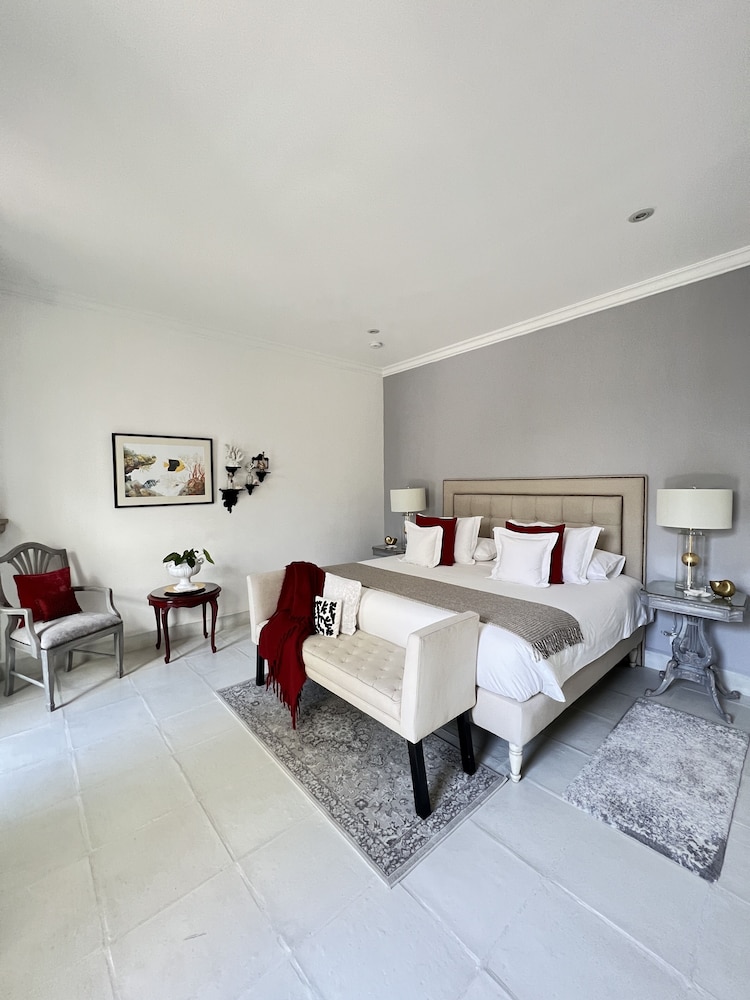 Deluxe Suite, 1 King Bed, Courtyard View photo 1