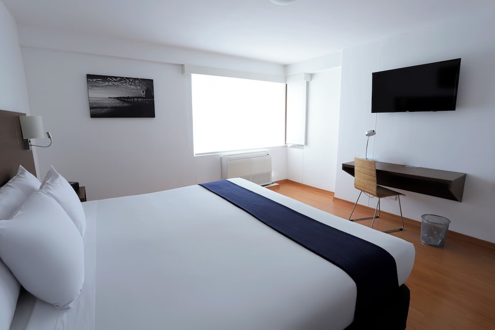 Suite, 1 King Bed - Photo 6