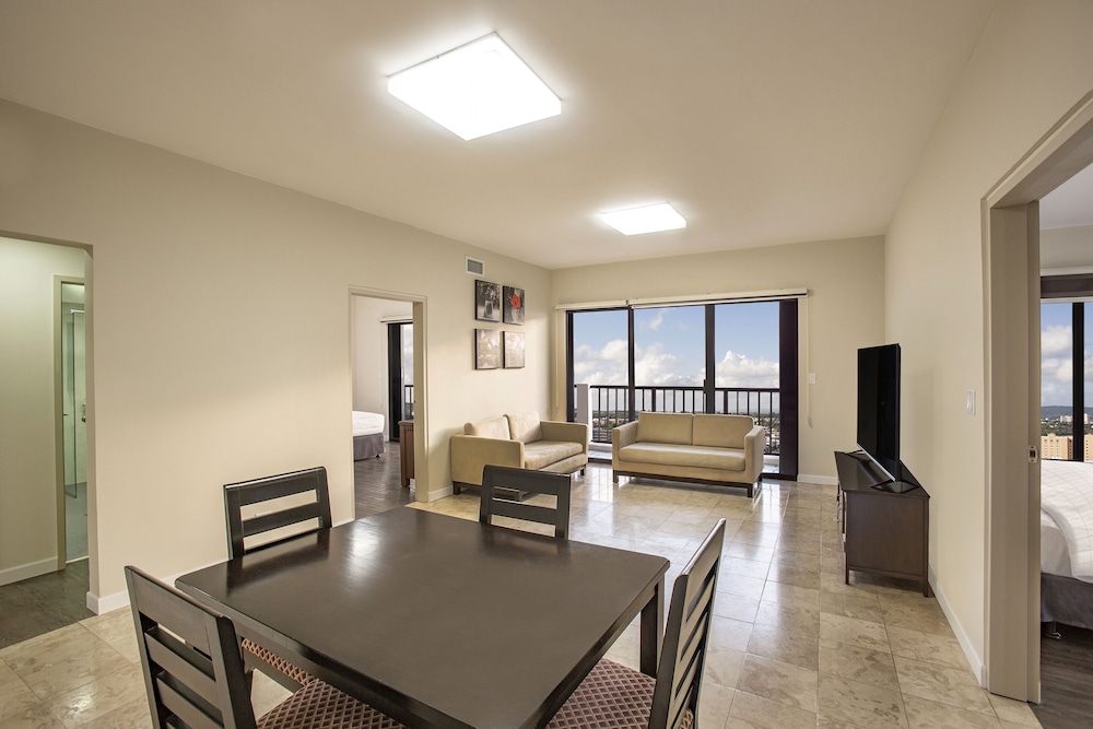 3 Bedrooms Suite 1 King, 1 Queen & 2 Singles, Apartment photo 1