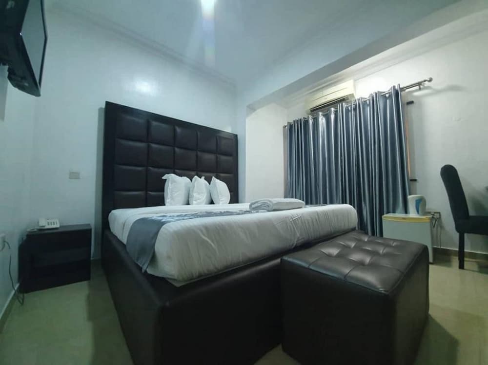 Executive Suite - Photo 3