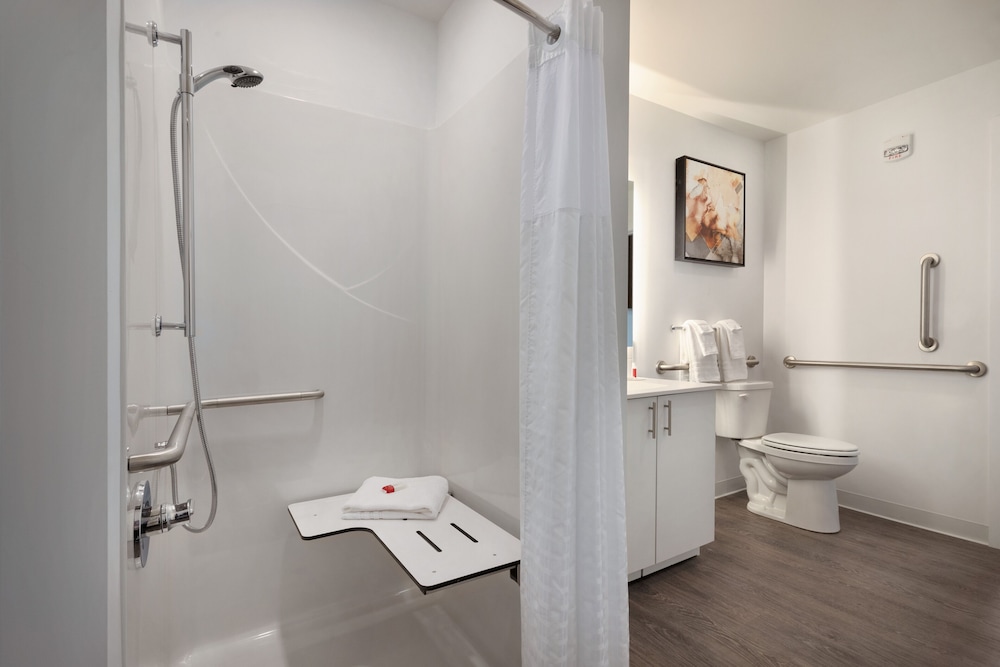 Room, 1 Queen Bed, Non Smoking (Mobility/Hearing) - Photo 3