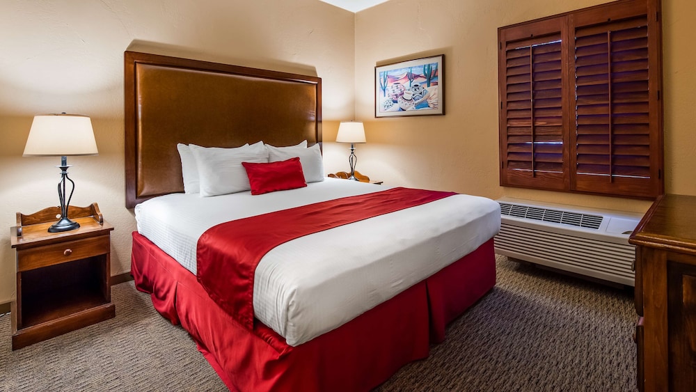 Standard Room, 1 King Bed, Non Smoking, Refrigerator & Microwave (with Sofabed) - Photo 4