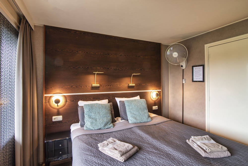 Standard Twin Room, Canal View photo 2