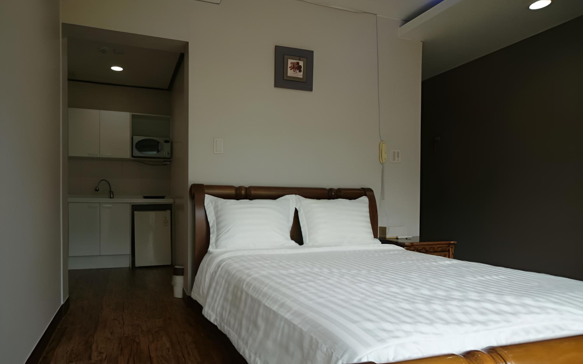 Room (Leo) - Photo 2
