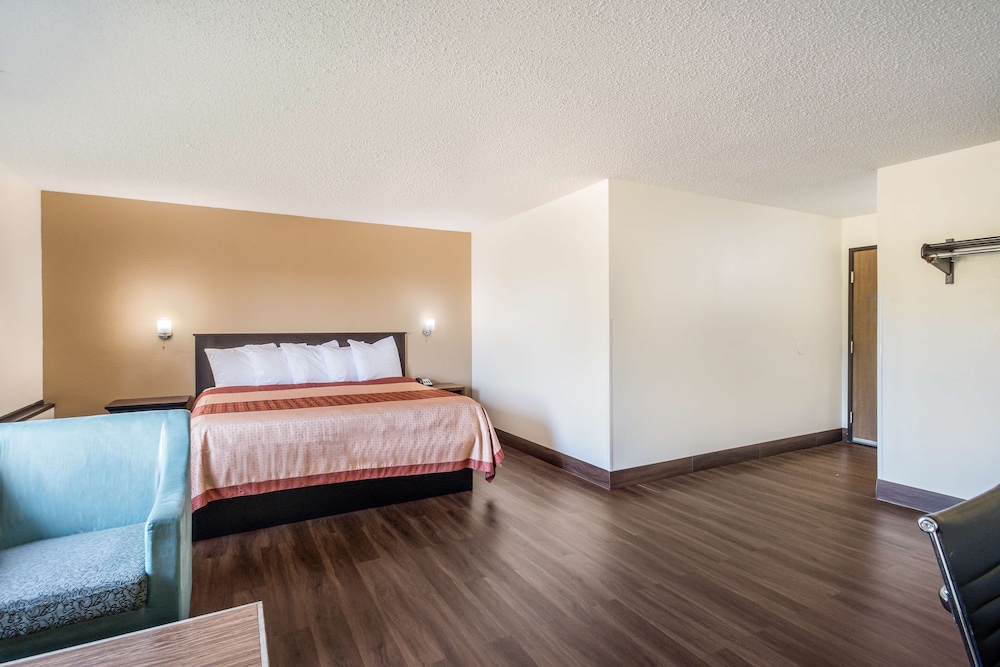 Suite, 1 King Bed, Non Smoking - Photo 2