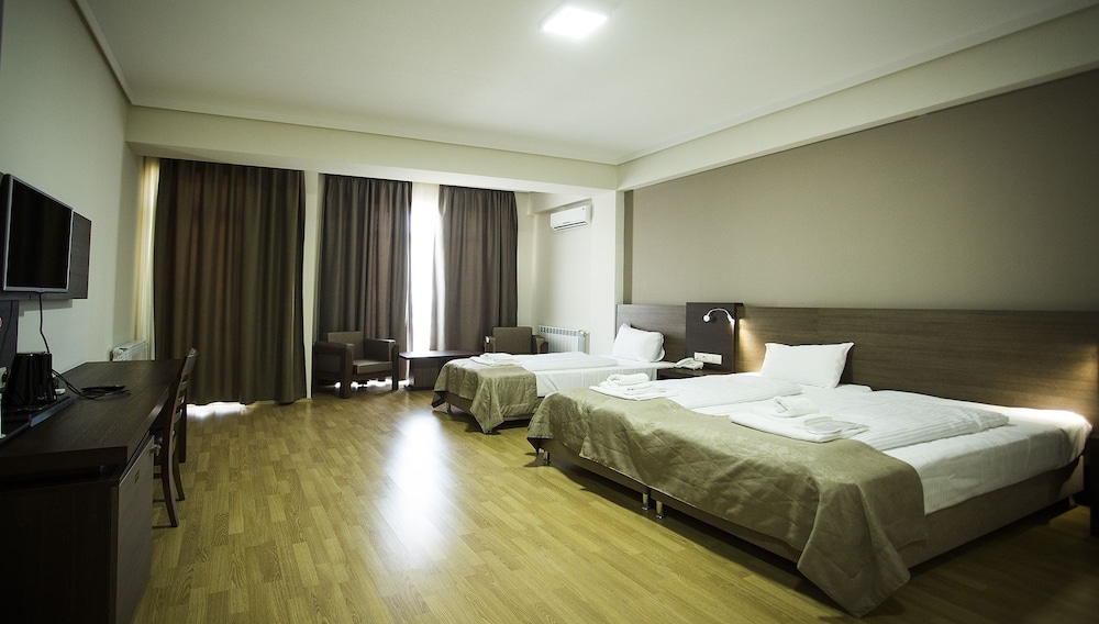 Deluxe Triple Room, City View photo 3