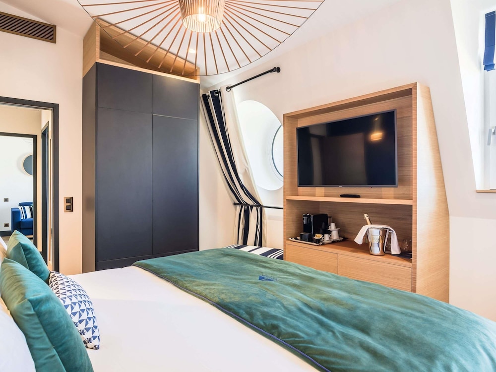 Family Suite, 1 King Bed with Sofa bed photo 1