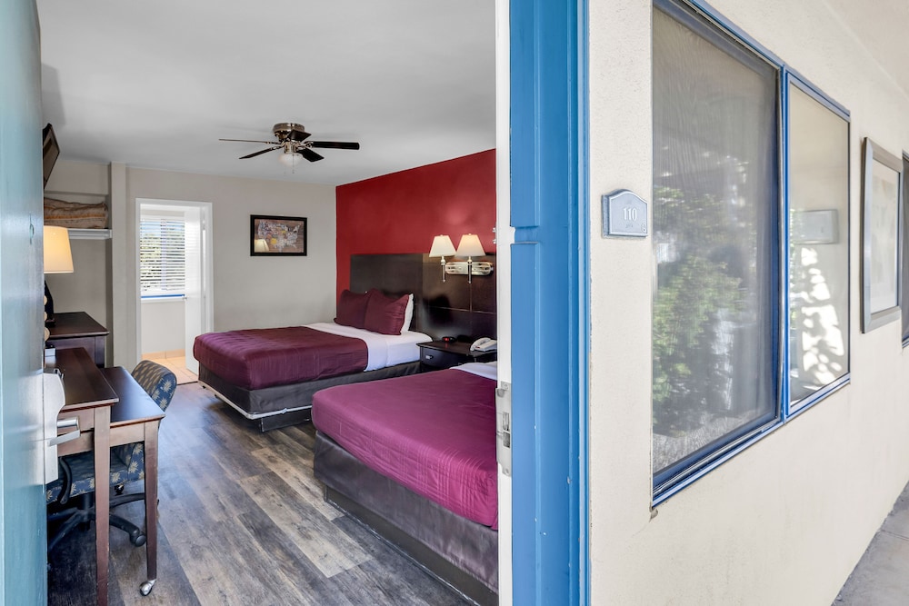 Standard Room, 2 Queen Beds - Photo 1