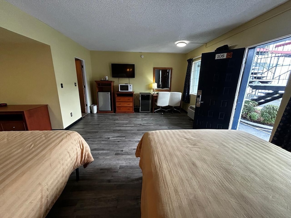 Room, 2 Queen Beds, Non Smoking - Photo 1
