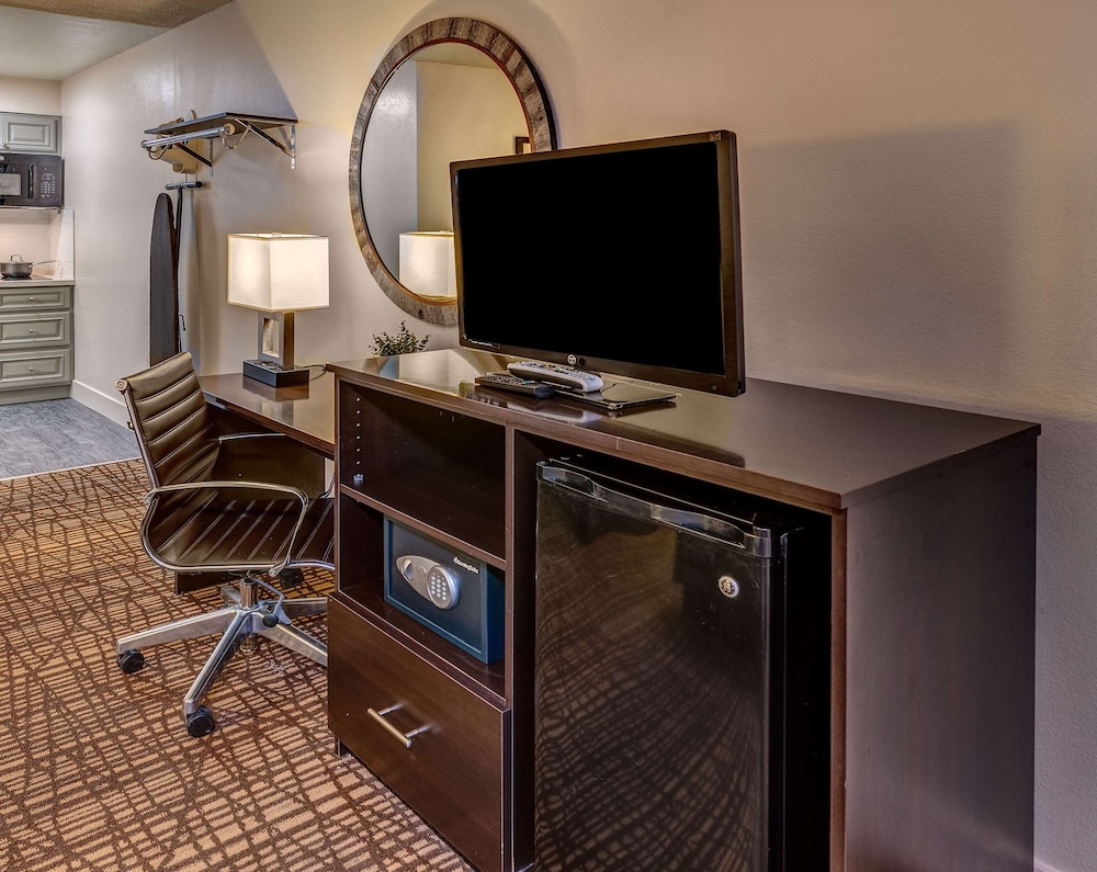 Family Suite, 2 Queen Beds, Non Smoking, Kitchen (Full Kitchen) photo 1