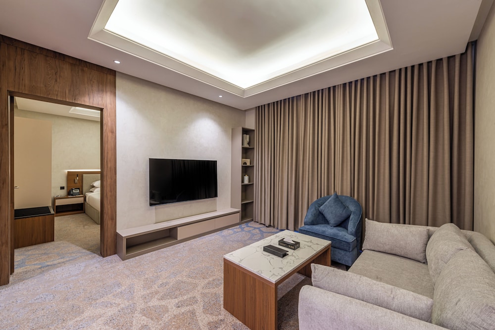 Executive Suite, 1 Bedroom - Photo 2