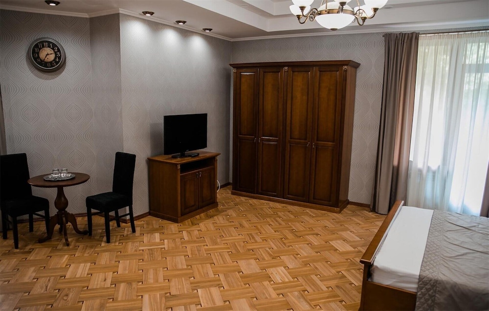 Queen Suite With Pool View photo 3