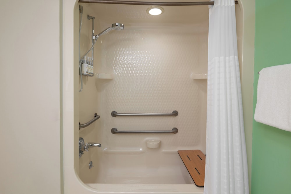 Standard Room, 1 Queen Bed, Accessible Bathtub (Communications, Mobility) - Photo 1