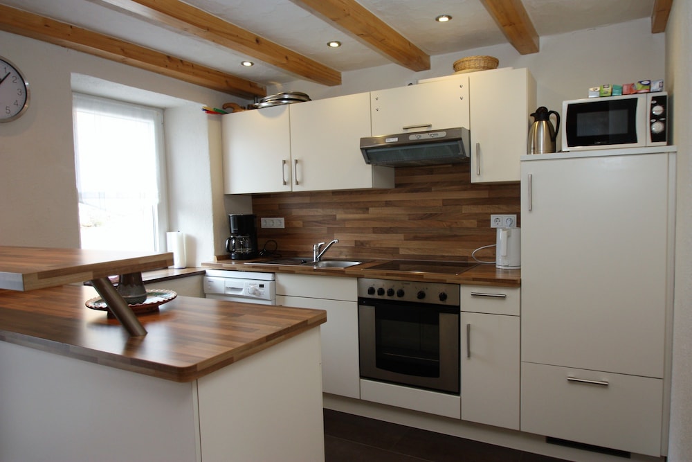 House, 4 Bedrooms photo 2