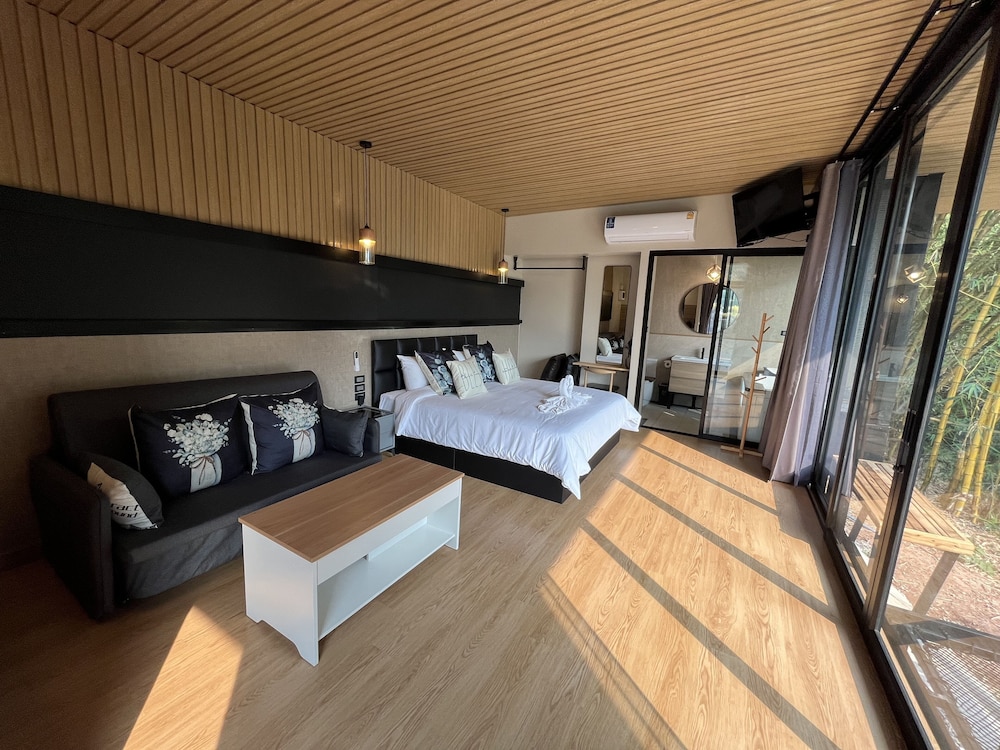 Panoramic Riverside Cabin with Jacuzzi photo 3