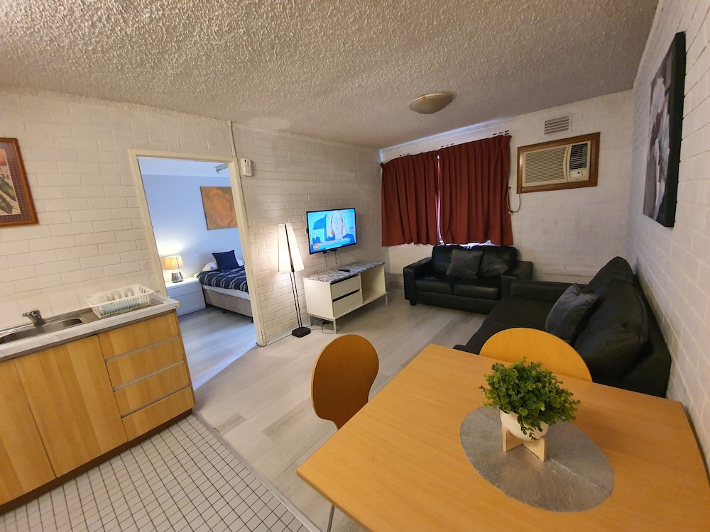 One Bedroom Apartment Queen Bed - Photo 7