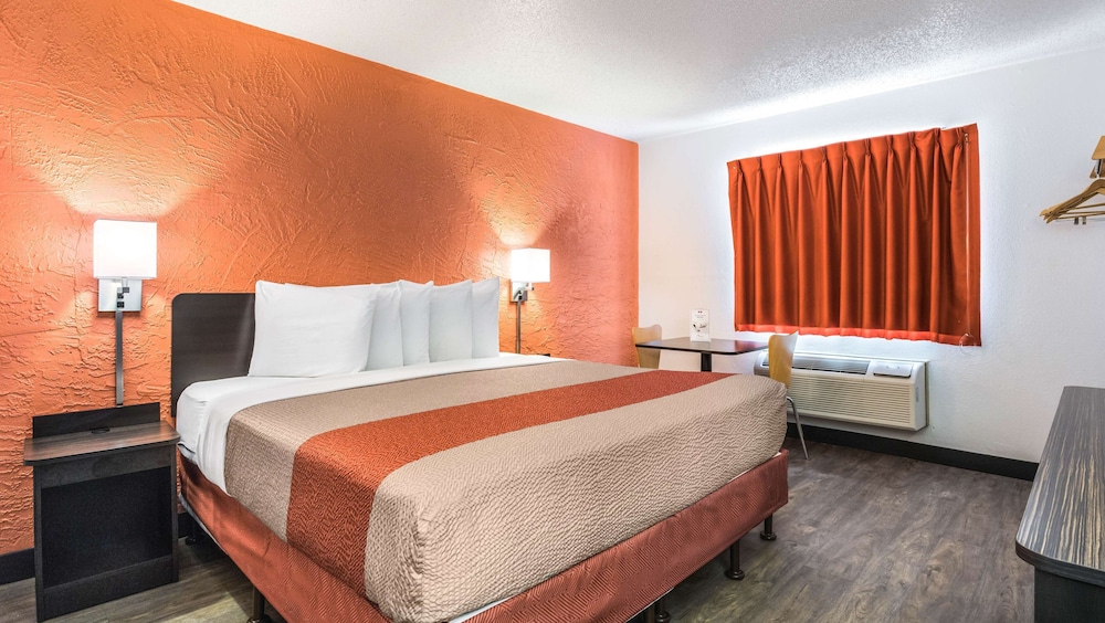 Premium Room, 1 King Bed, Non Smoking, Refrigerator - Photo 1